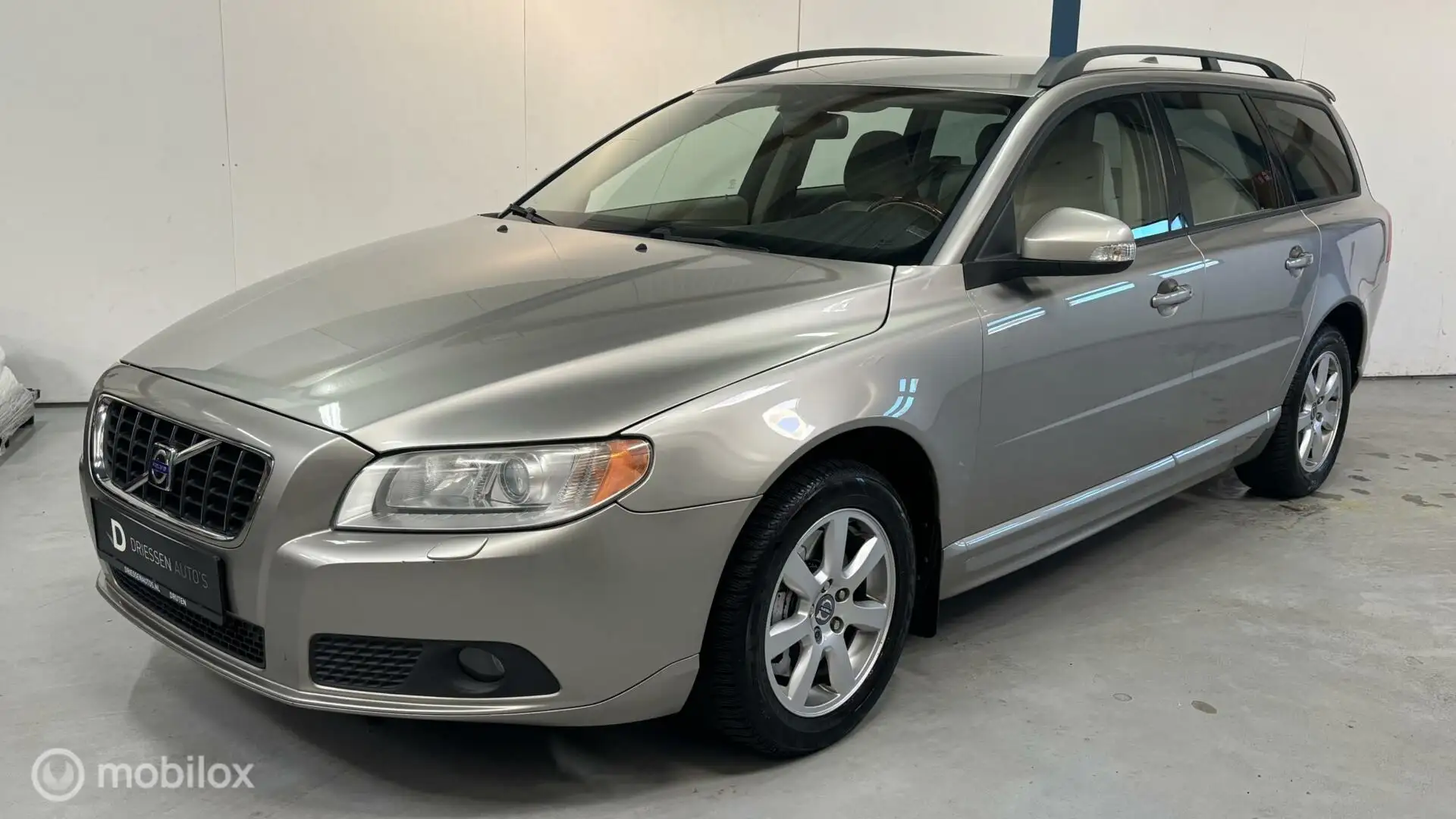 Volvo V70 3.2 Momentum AUTOMAAT / YOUNGTIMER Beige - 1