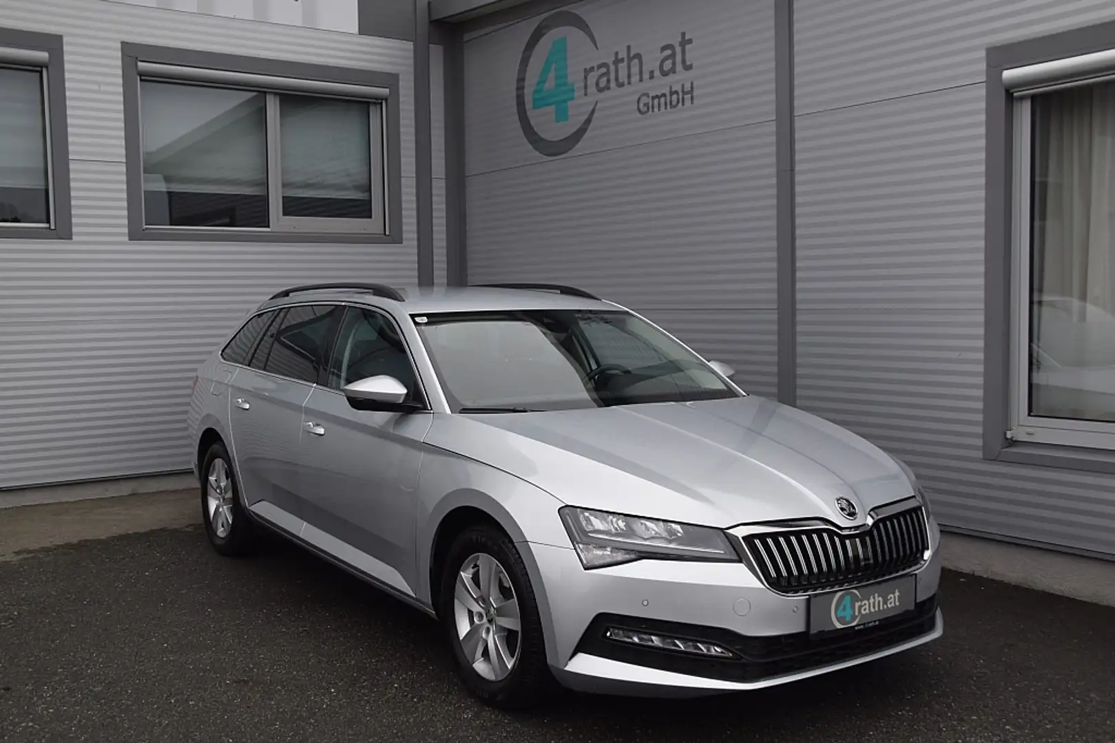 Skoda Superb Kombi 2,0 TDI DSG LED/AHK/NAVI/ACC Silber - 1