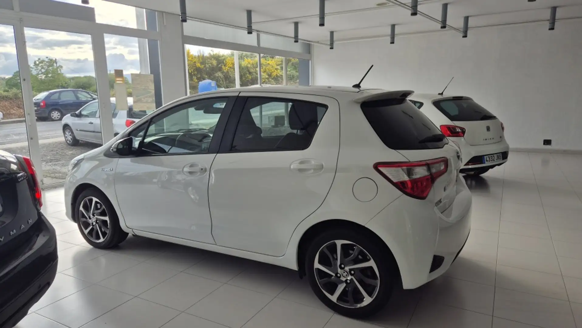 Toyota Yaris 100H 1.5 Feel! Blanco - 2