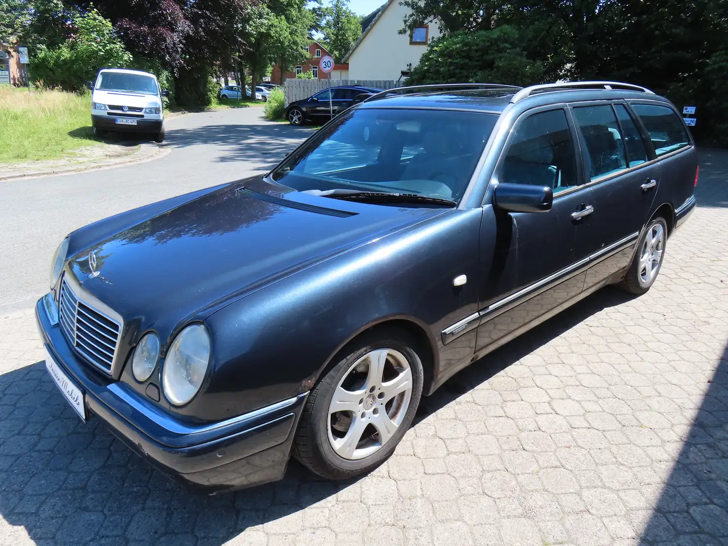Mercedes-Benz E 300 T TD Avantgarde W210 *OM 606*Automatik*eSD*Xenon* Schwarz - 2