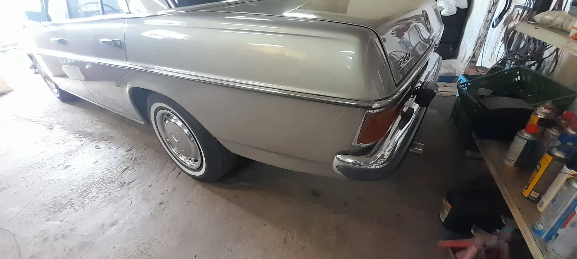 Mercedes-Benz 220 /8 1968 Gold - 2