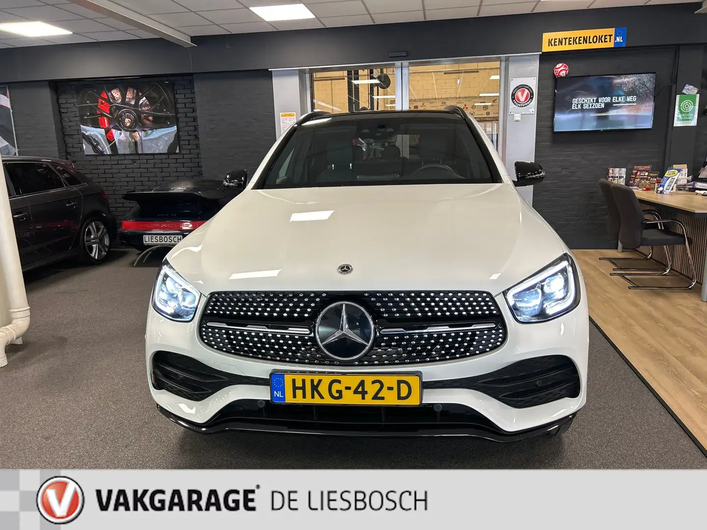 Mercedes-Benz GLC 300 300e 4MATIC Premium Plus AMG / pano / leer / memor Wit - 2