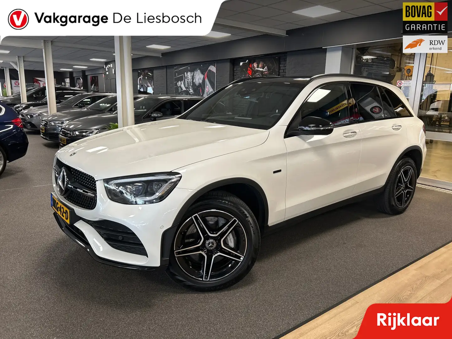 Mercedes-Benz GLC 300 300e 4MATIC Premium Plus AMG / pano / leer / memor Wit - 1