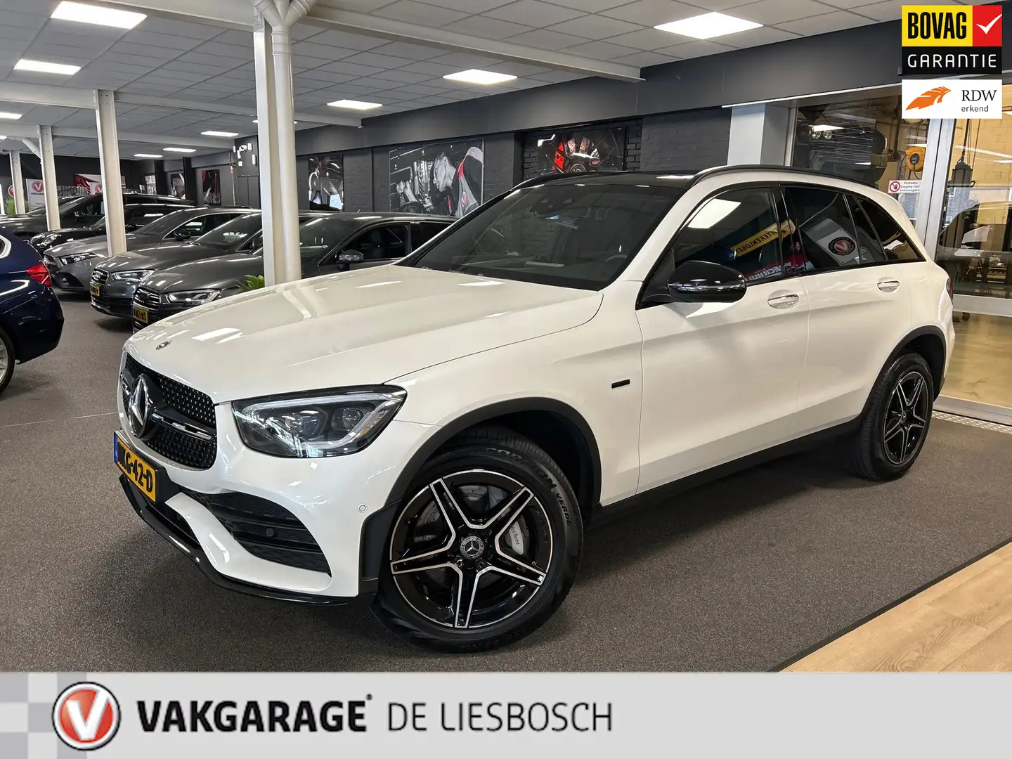 Mercedes-Benz GLC 300 300e 4MATIC Premium Plus AMG / pano / leer / memor Wit - 1