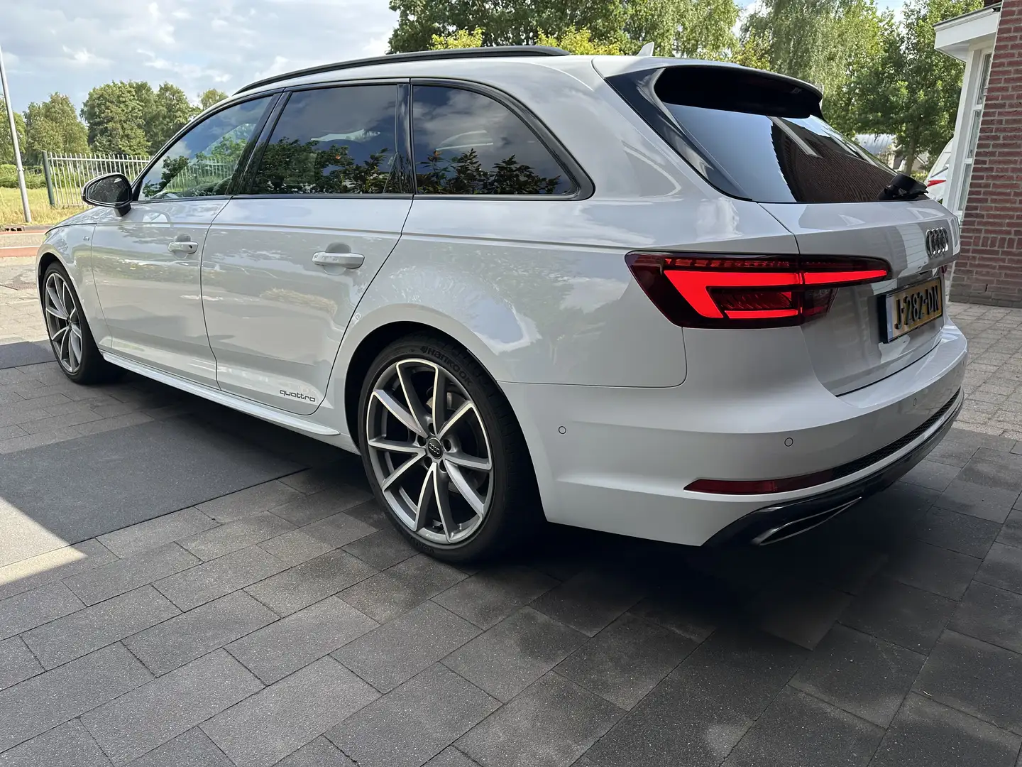 Audi A4 2.0TFSI  40 / 3x S-Line / Pano Wit - 1
