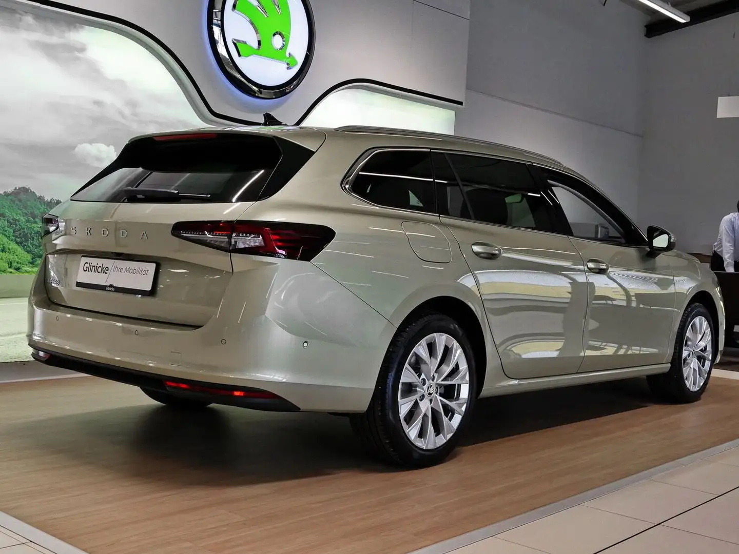 Skoda Superb Combi Selection 1.5 TSI (110KW) DSG Beige - 2