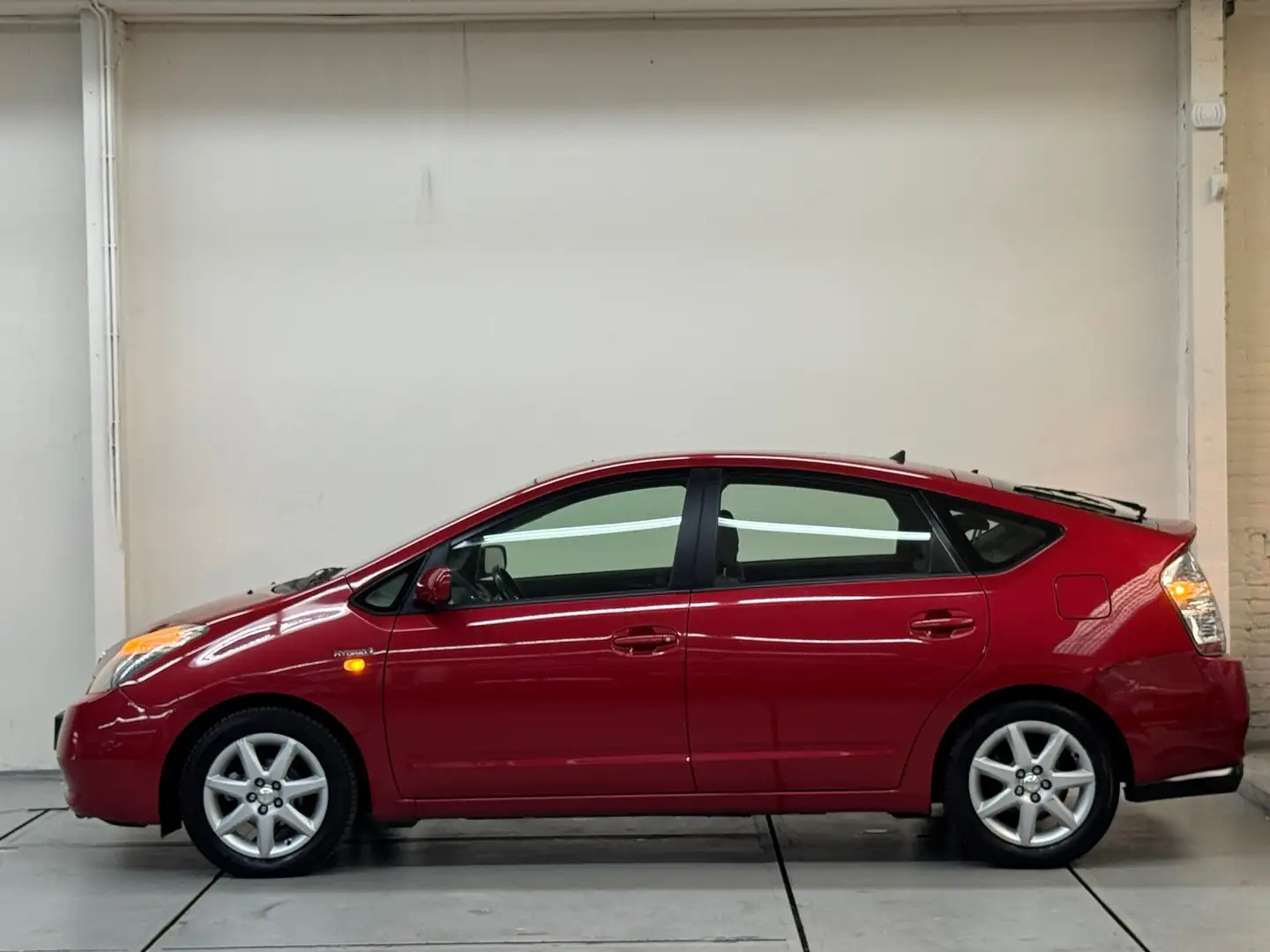 Toyota Prius 1.5 VVT-i Comfort NAP Eerste Eigenaar Rood - 2