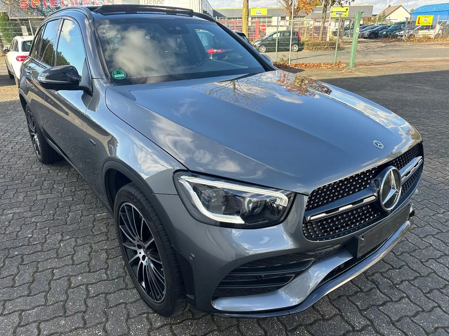 Mercedes-Benz GLC 300 de 4M AMG Line Pano Kam Nigth 20 Zo AHK Grau - 2