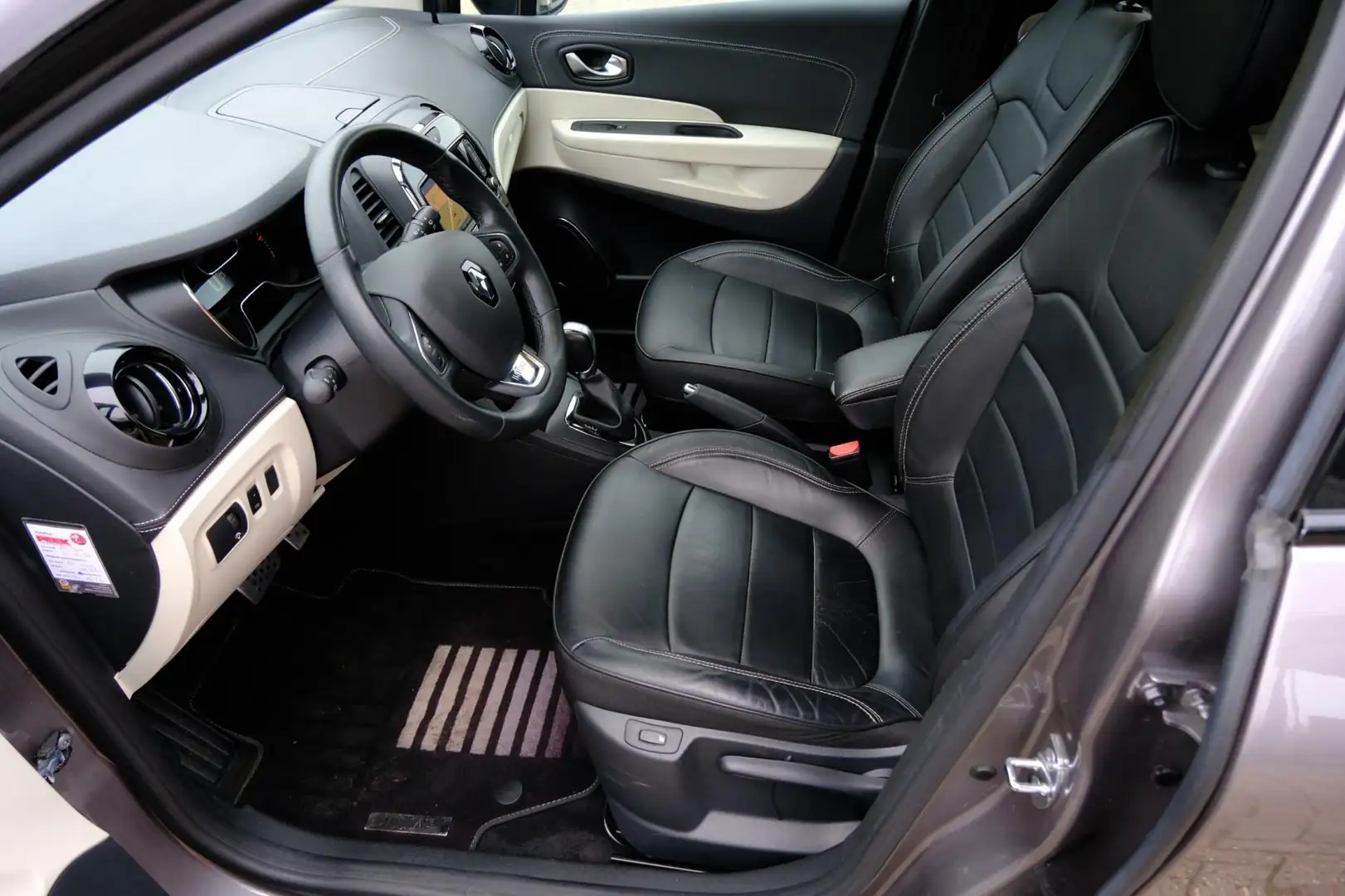 Renault Captur 1.3 TCe Initiale Paris Aut. Leder|Navi|Cam|Parkass Grau - 2