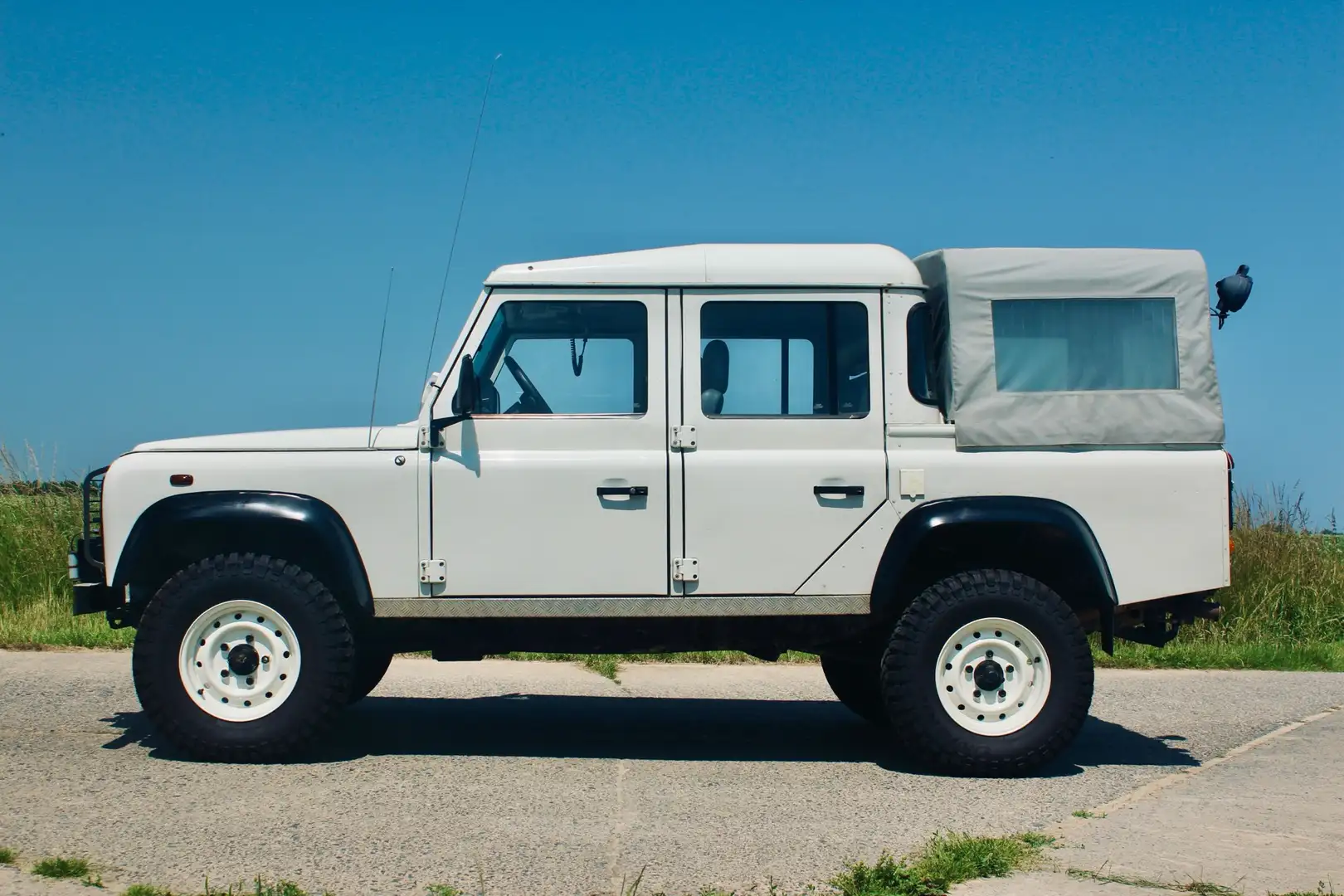 Land Rover Defender 110 DCPU // TD5 15P // LICHTE VRACHT - 2