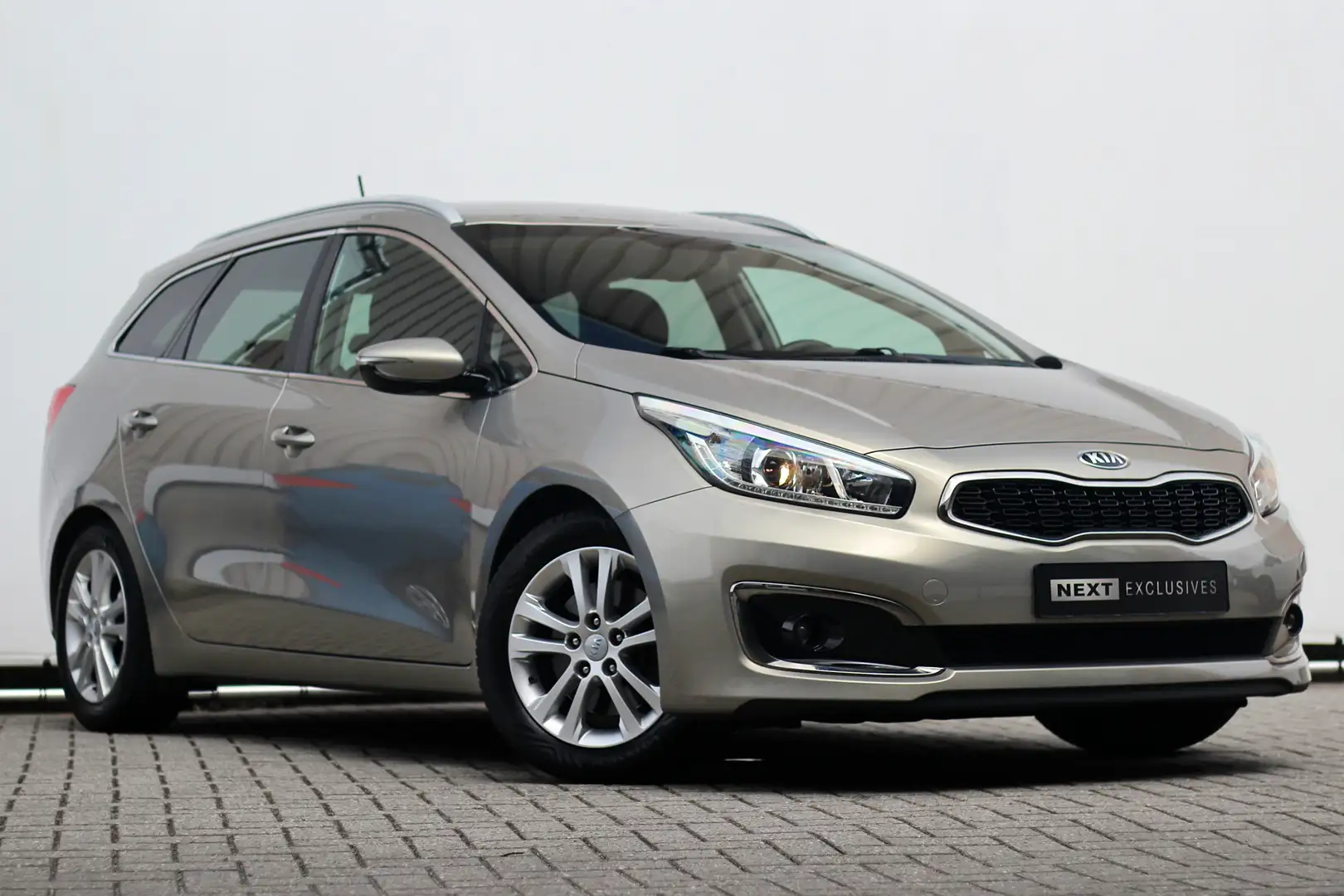 Kia Ceed SW / cee'd SW Sportswagon 1.6 GDI DynamicLine | Camera | Navi | Silber - 2