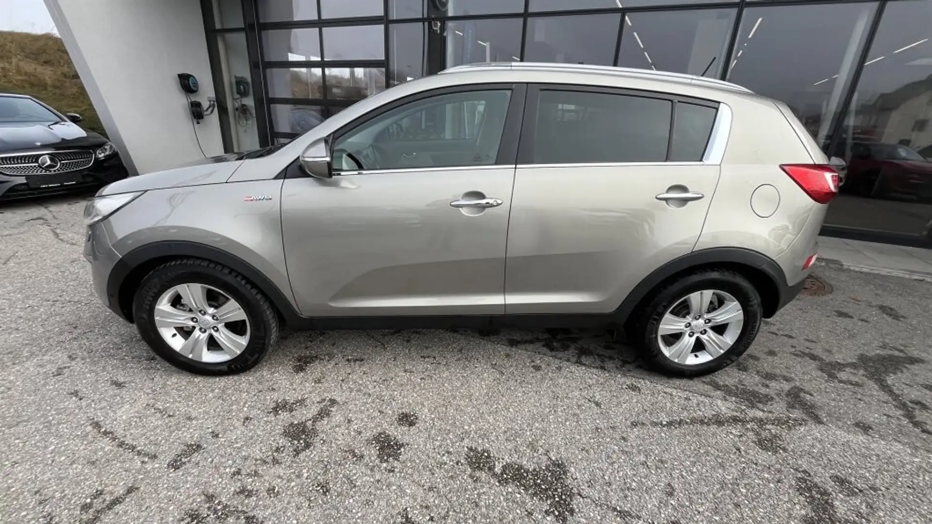 Kia Sportage Active Pro 2,0 CRDi 4WD DPF Aut. Grau - 2