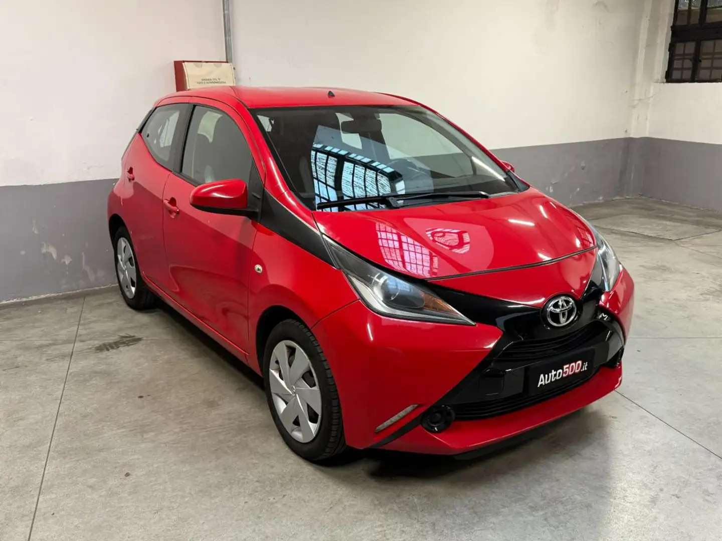 Toyota Aygo 1.0 VVT-i 69 CV 5 porte x-cite Rosso - 2
