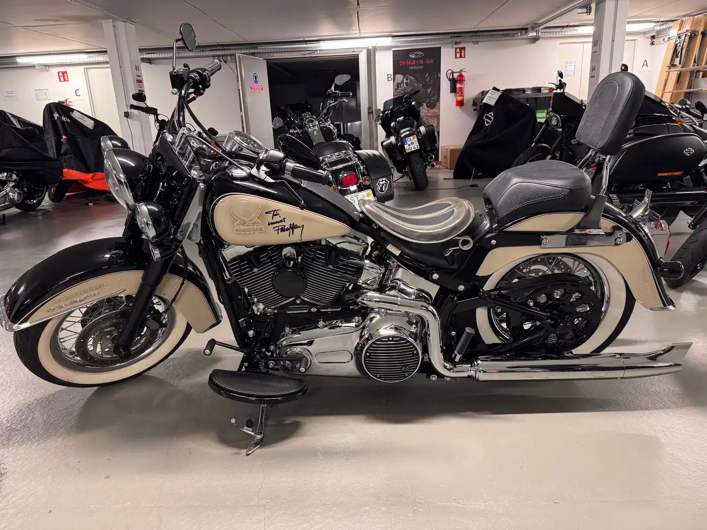 Harley-Davidson Deluxe FLSTN 103 Softail Deluxe Sansibar Maffay-Signatur Negro - 1