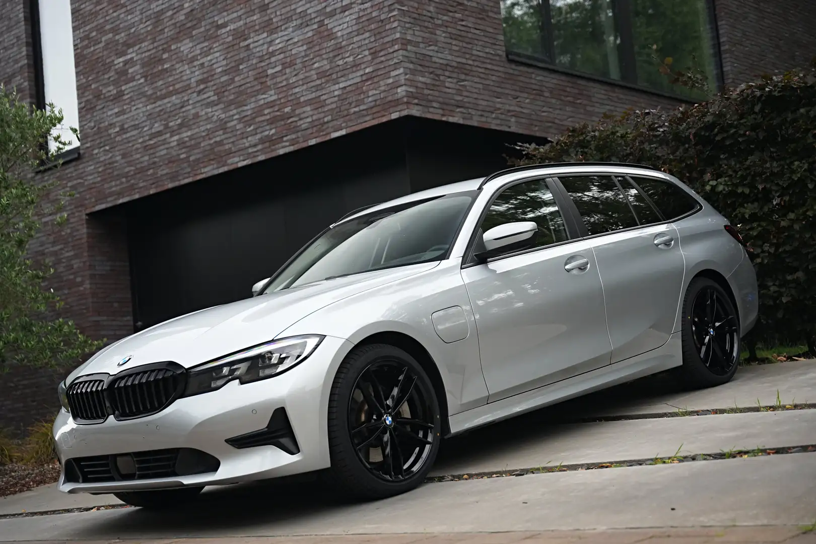 BMW 330 e Touring LiveCockpit/CarPlay/HUD/Sportzetels/ACC Argent - 1