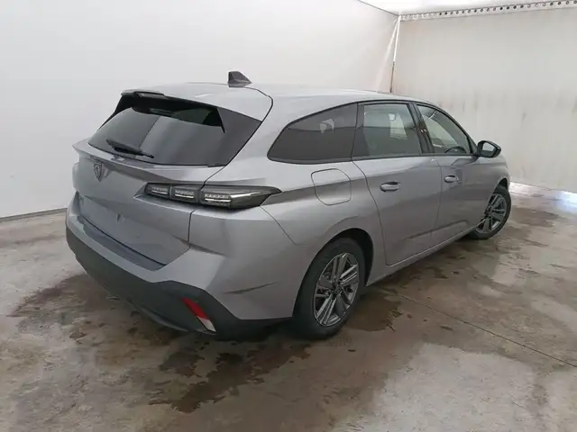 Peugeot 308 SW view 2