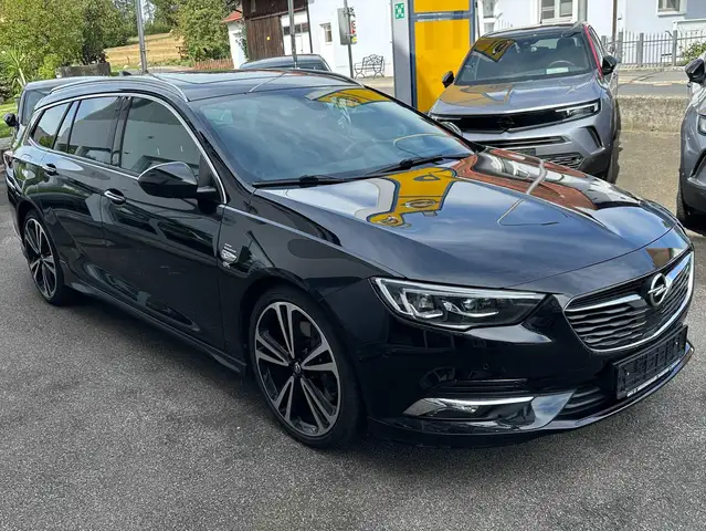 Opel Insignia Business Innovation 4x4 Panoramaschiebedach Anhängerkupplung HeadUpDisplay VollLedersitze elektrisch Rückfahrkamera
