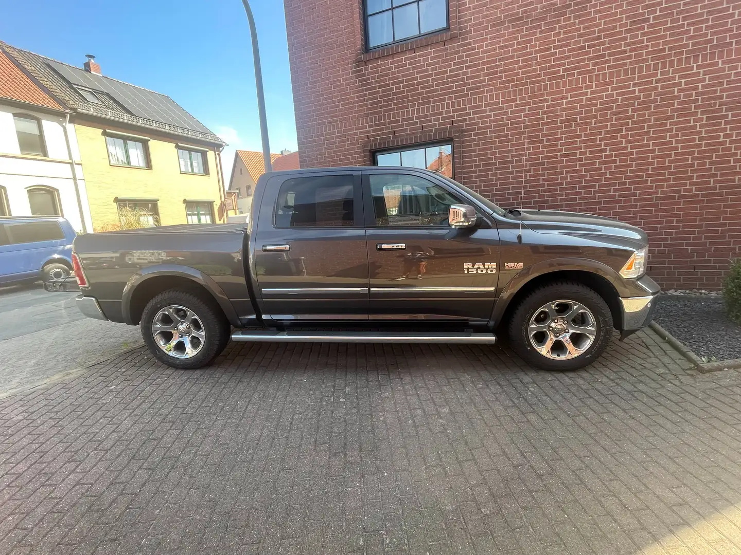 Dodge RAM 1500 Laramie V8 HEMI Crew Cab LPG Grau - 2