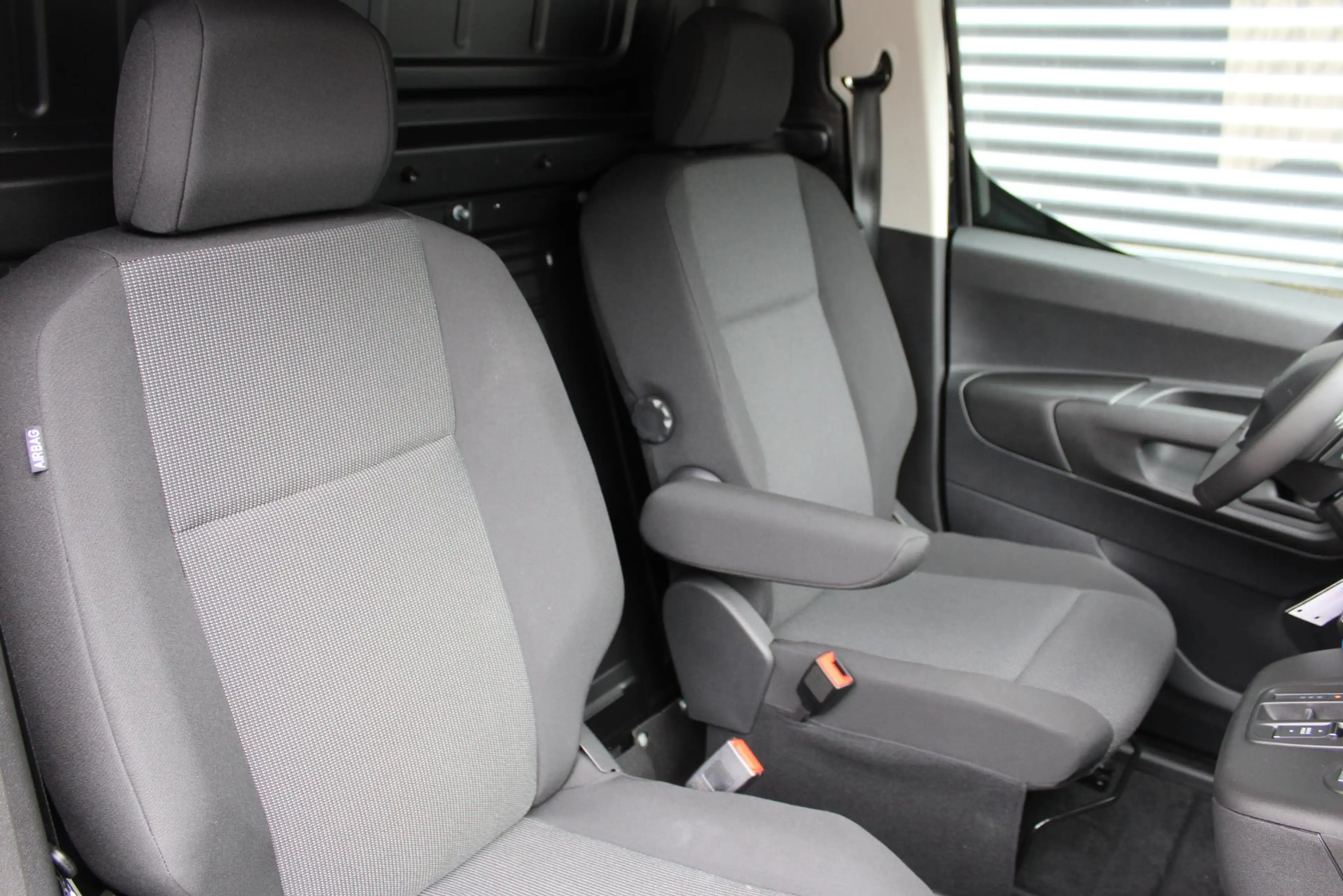 Peugeot Partner e-Partner 136 L1 50 kWh — photo 9