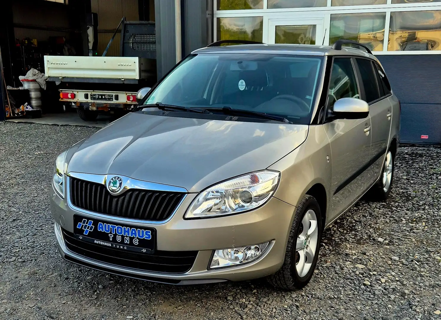 Skoda Fabia Ambition, DSG, voll Scheckheft, PDC, Hill-Hold Beige - 1