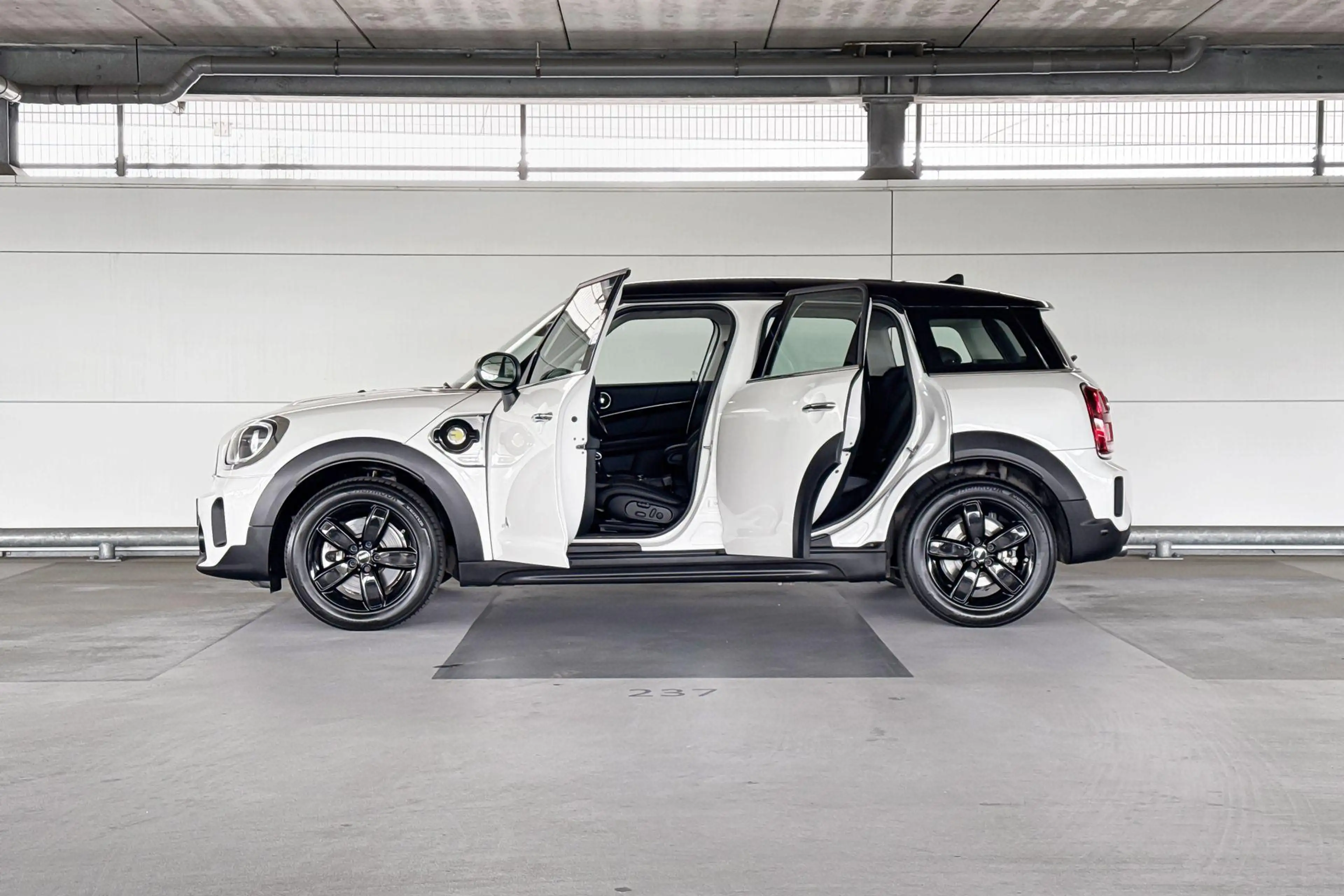 MINI Cooper SE Countryman ALL4 Classic — photo 3