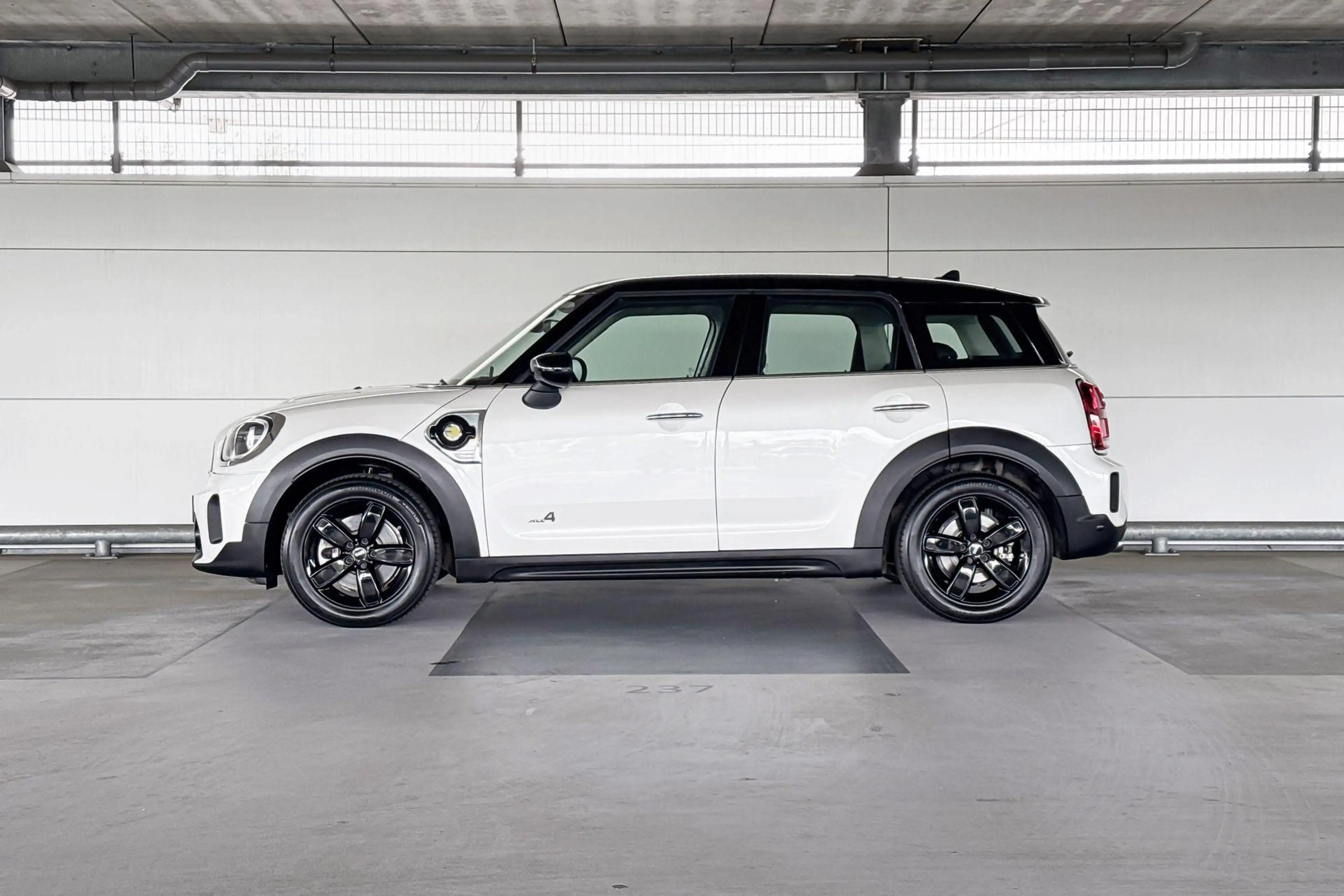 MINI Cooper SE Countryman ALL4 Classic — photo 2