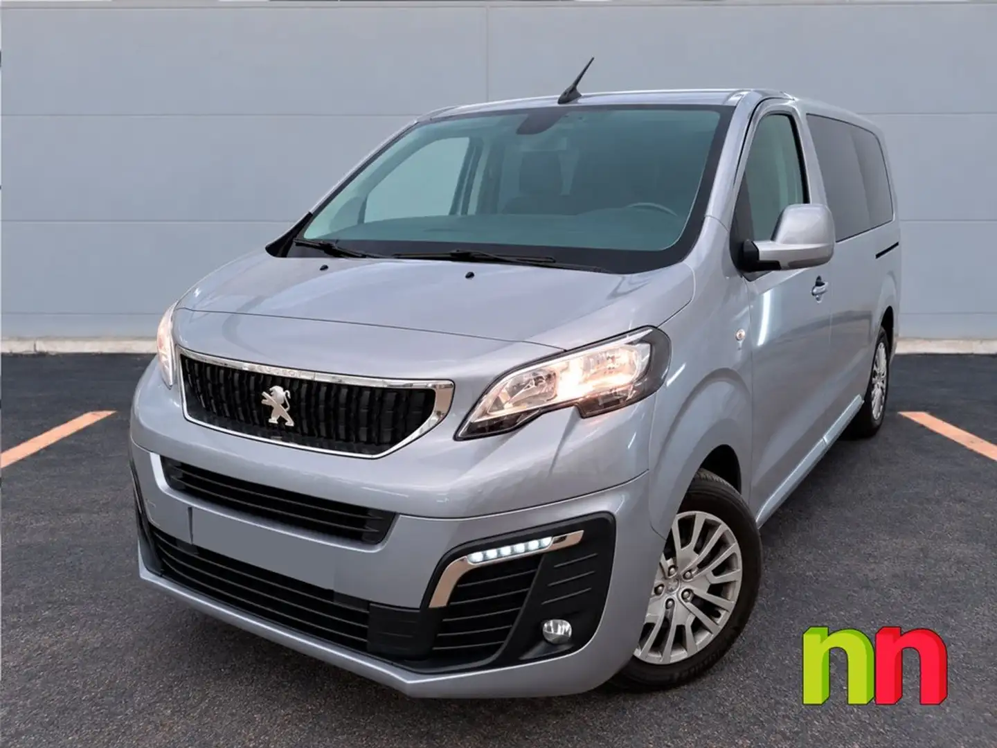 Peugeot Traveller 2.0Hdi 145cv Gris - 2