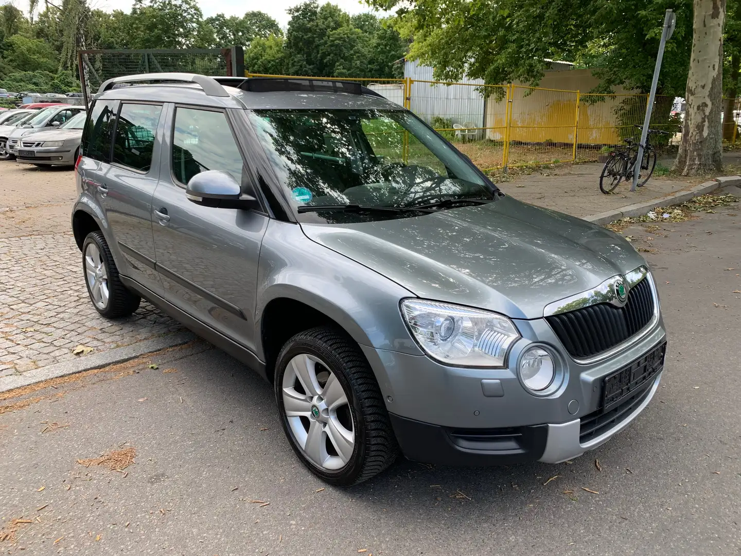 Skoda Yeti Elegance Plus Edition Automatik Panorama Bi-Xenon Gris - 1