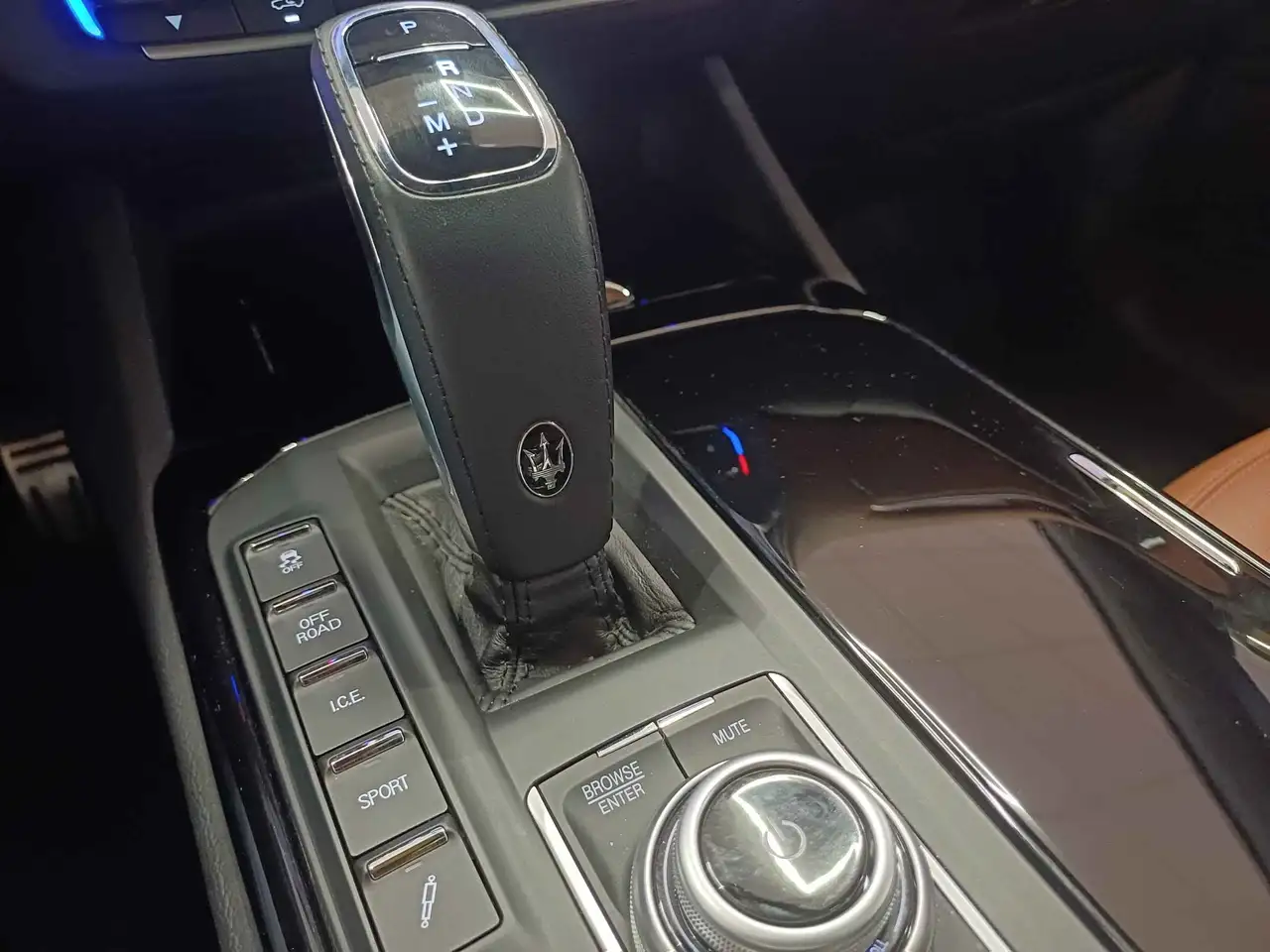 Maserati Levante 2023 — фото 15