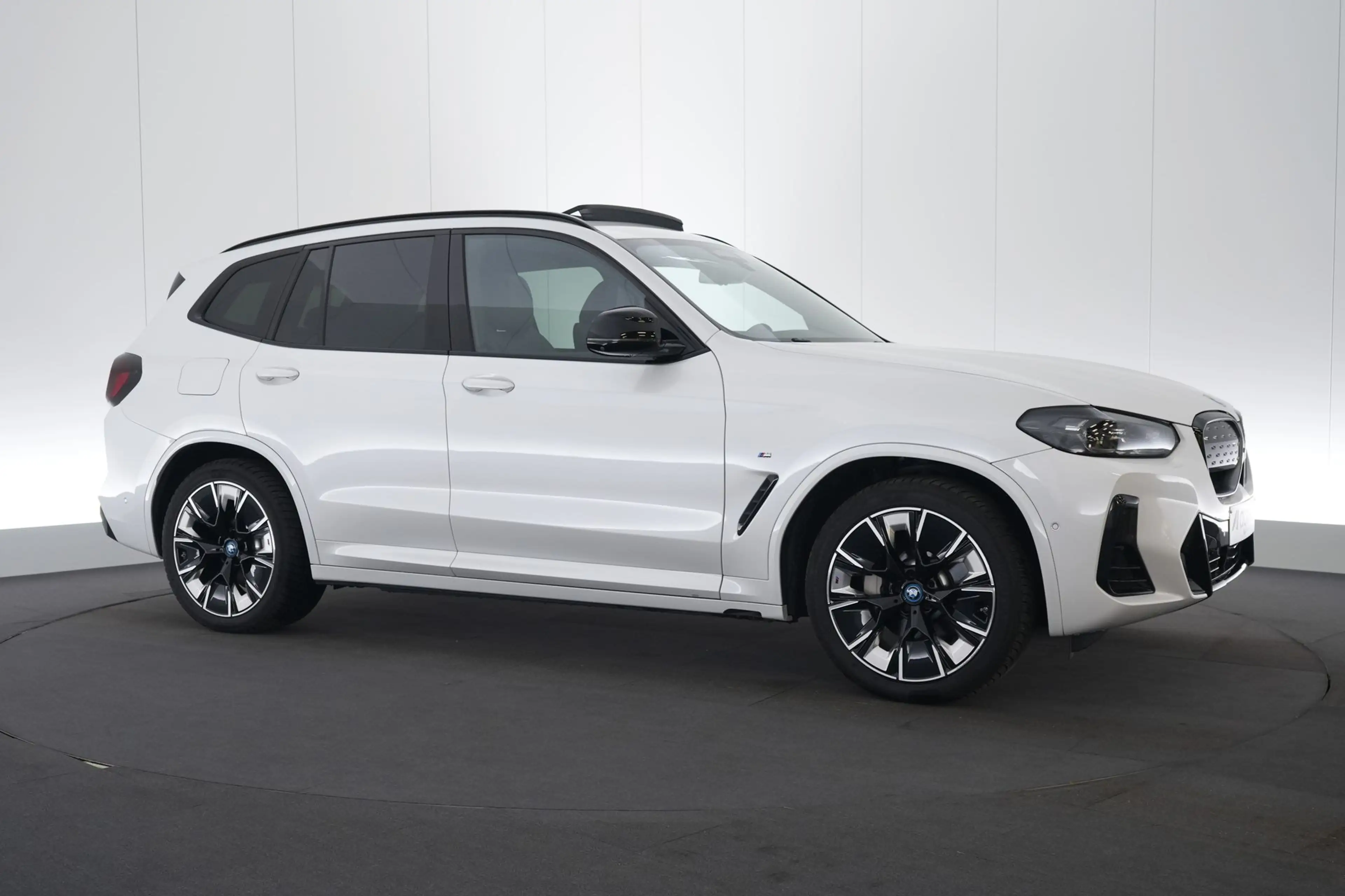 BMW iX3 80 kWh Impressive Dark Shadow LEDER/CUIR Adapt. LE — photo 4