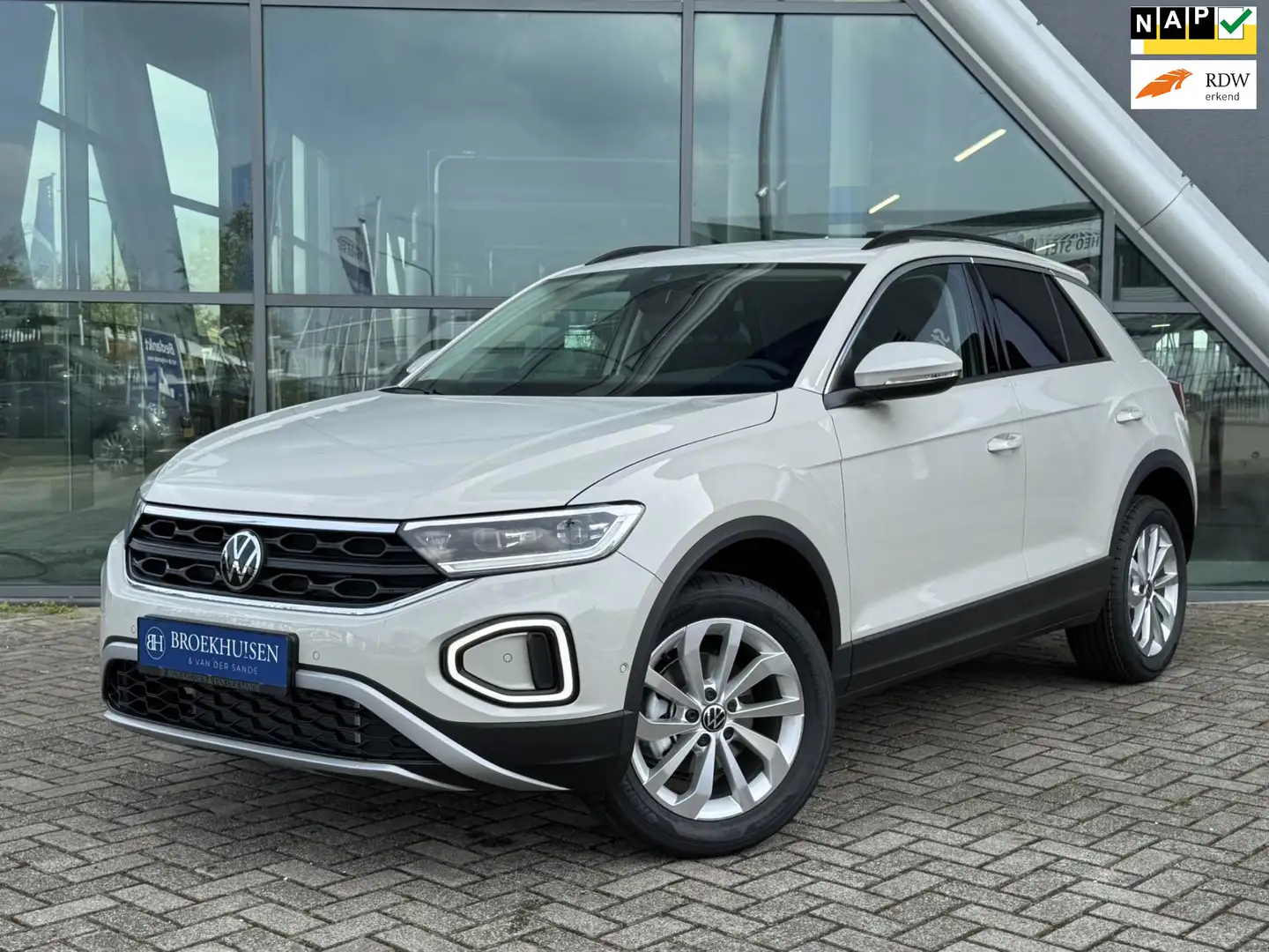 Volkswagen T-Roc 1.5 TSI Life Annieversay Model 150pk Automaat / Ca Grijs - 1