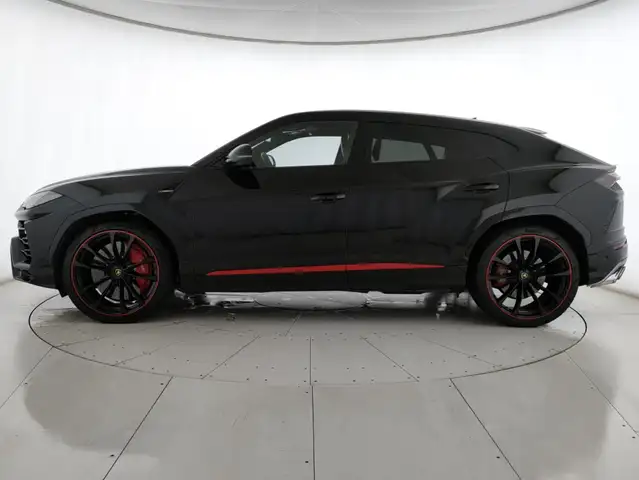 Lamborghini Urus view 3