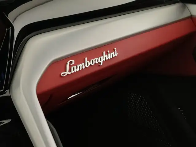 Lamborghini Urus view 22