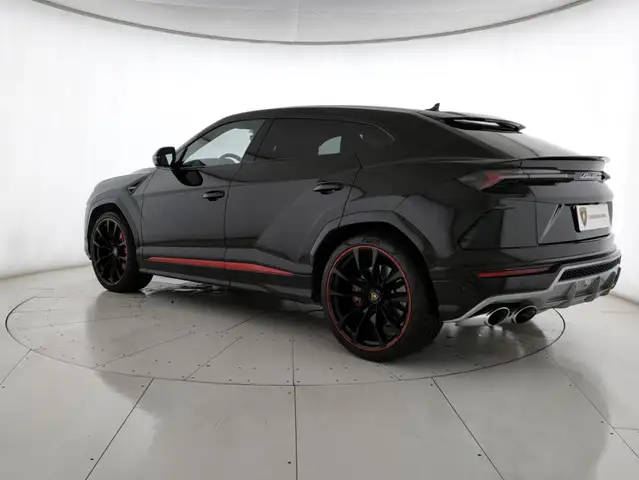 Lamborghini Urus view 5