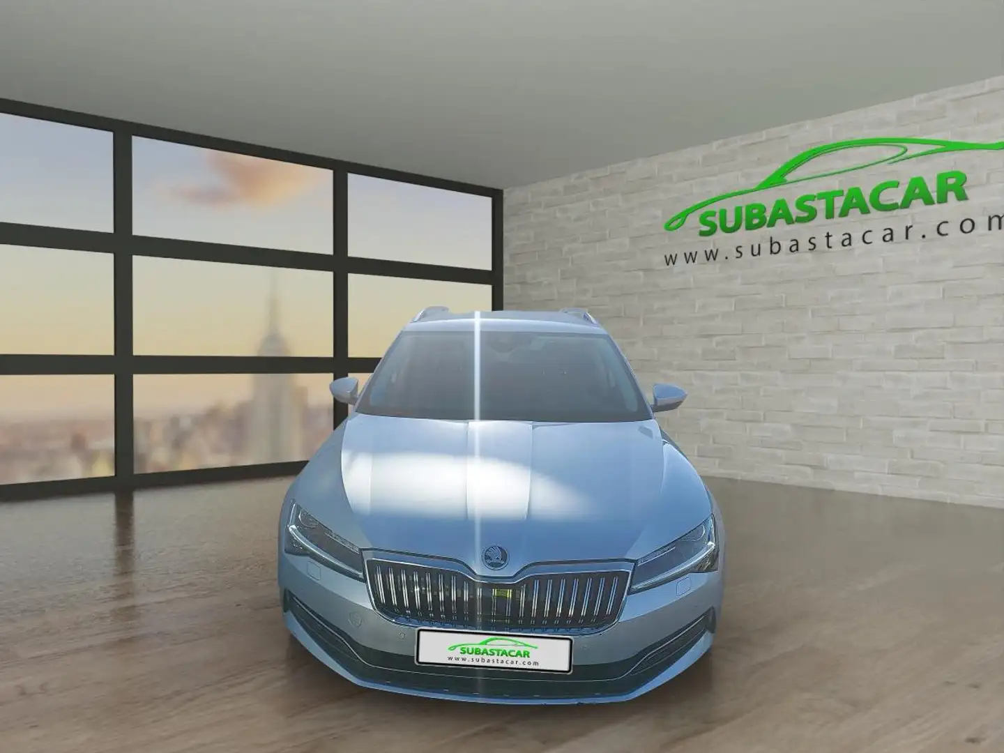 Skoda Superb Combi 2.0TDI AdBlue Style DSG 110kW Plateado - 2