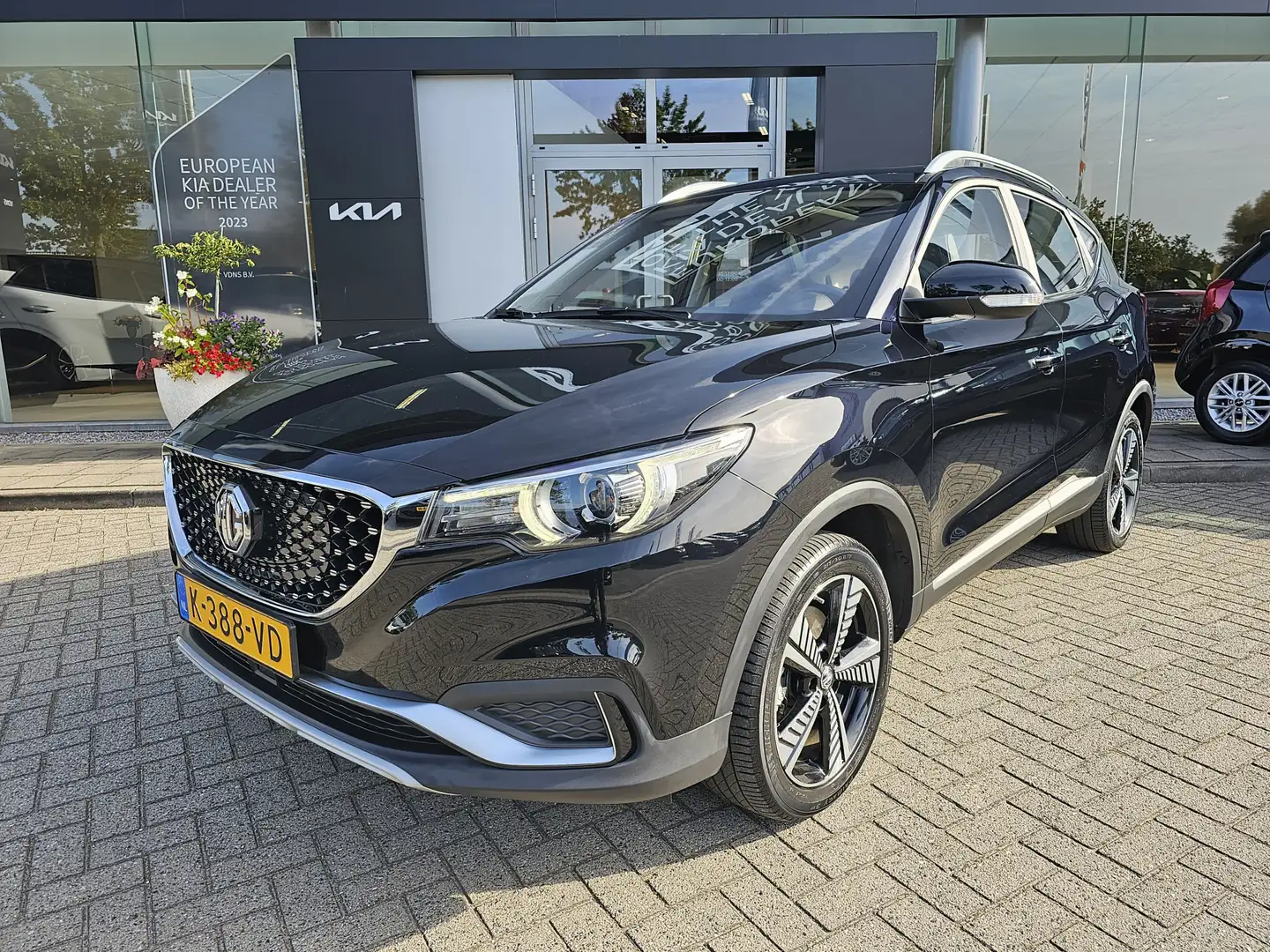MG ZS EV Luxury 45 kWh | Trekhaak | Navigatie | € 2000,- Zwart - 1