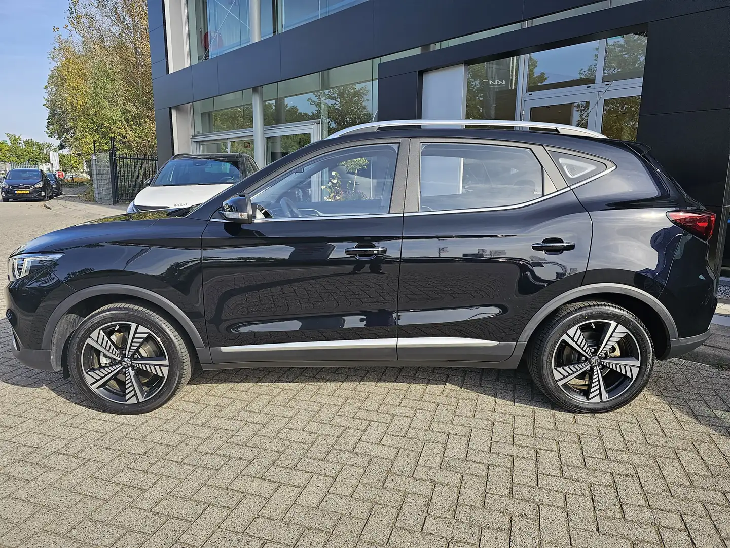 MG ZS EV Luxury 45 kWh | Trekhaak | Navigatie | € 2000,- Zwart - 2