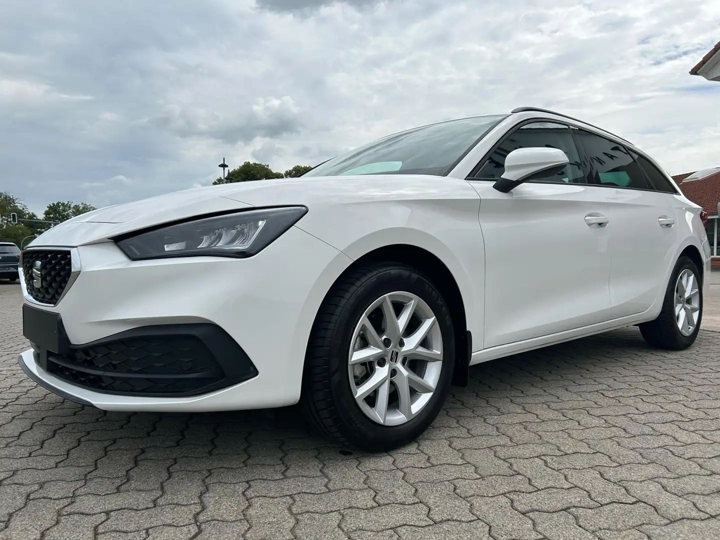 SEAT Leon Sportstourer Style 1.5 eTSI DSG / Sitzheizung 1... Weiß - 1