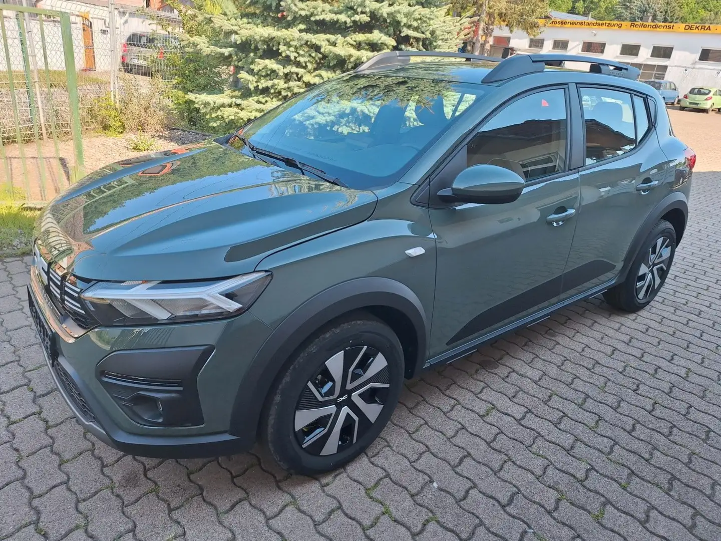 Dacia Sandero III Stepway Expression Automatik Grün - 2