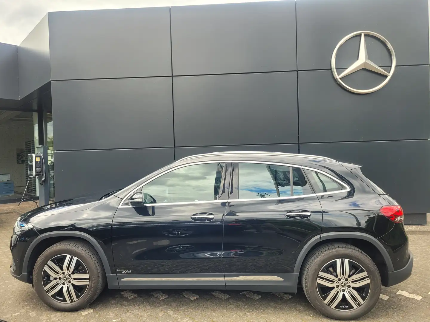 Mercedes-Benz EQA 250 EQA 250+ Panorama-Glasschiebedach AHK Schwarz - 2