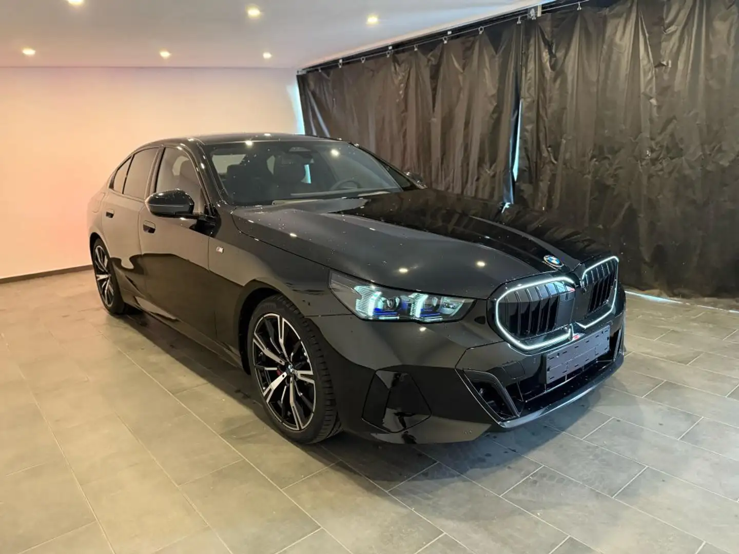 BMW 520 i Aut. M SportPro/FULL/CARB/B&W/MY25 Zwart - 2