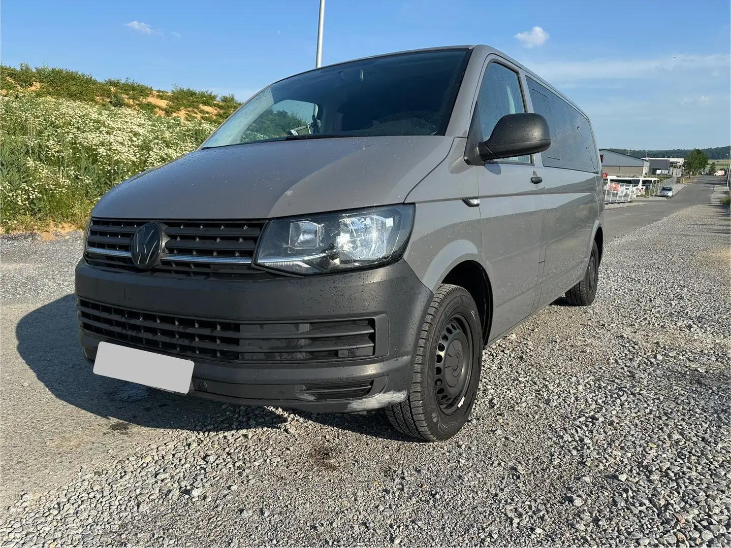 Volkswagen T6 Transporter DSG Lang, 9Sitze&Camper, Navi,PDC,SH,AHK,Thule Grau - 1