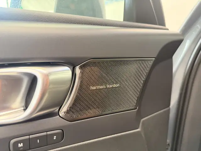 Volvo XC40 view 12