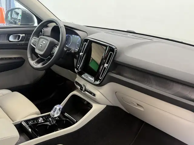 Volvo XC40 view 8