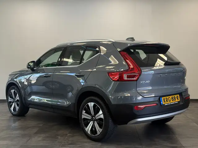 Volvo XC40 view 3
