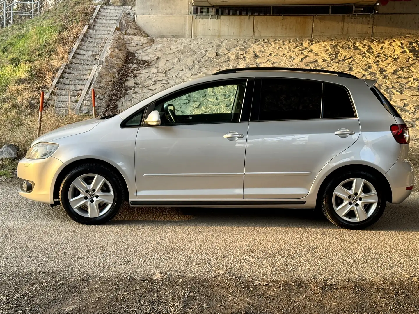 Volkswagen Golf Plus 1,4 TSI aus 1.Besitz VW Servicegepflegt Silber - 2