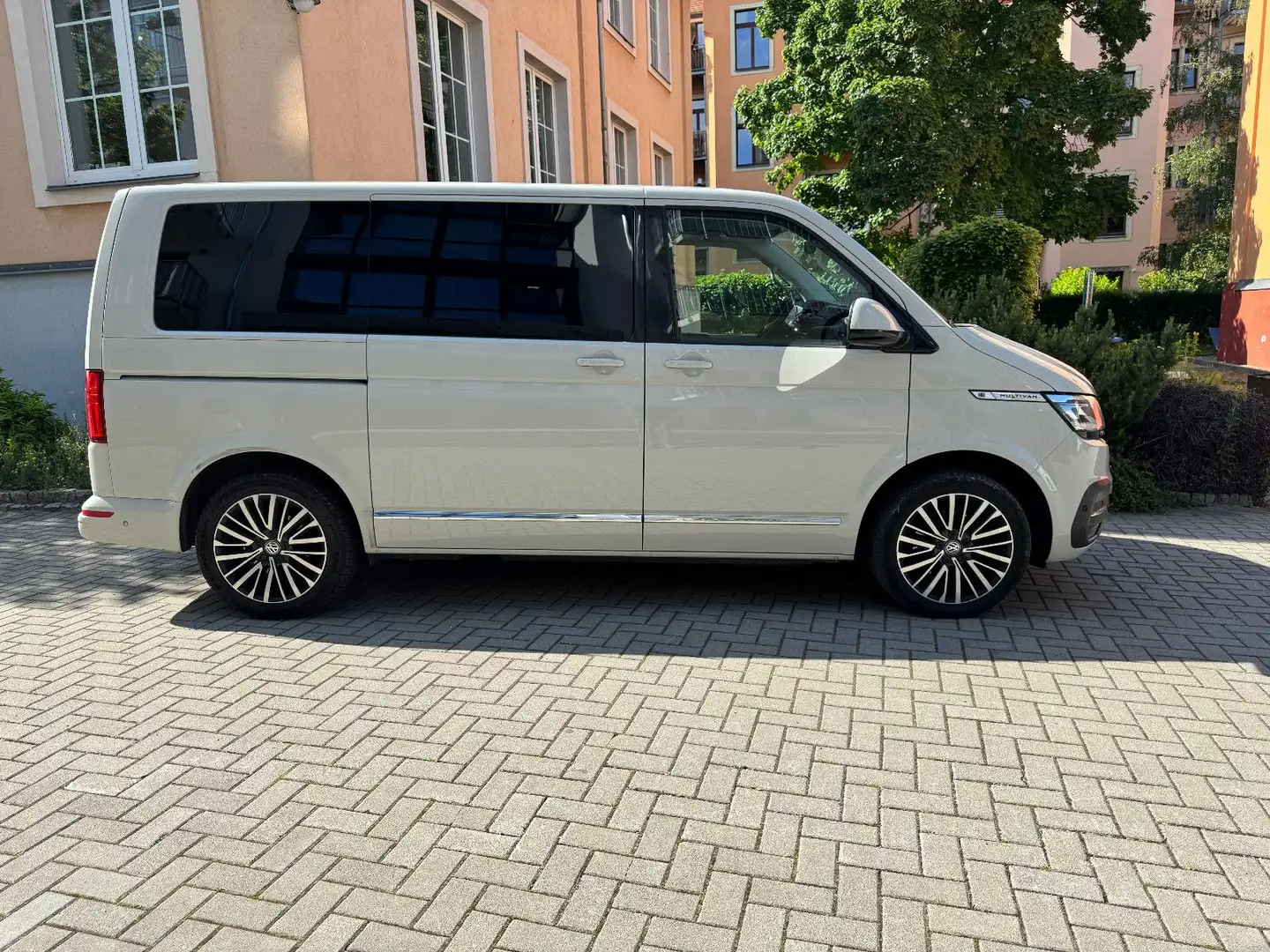 Volkswagen T6 Multivan 6.1 Highline Gris - 2