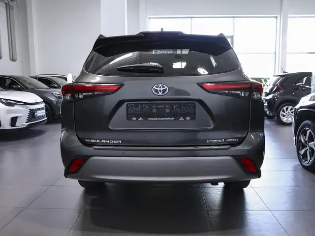 Toyota Highlander view 4