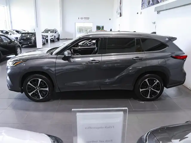 Toyota Highlander view 3