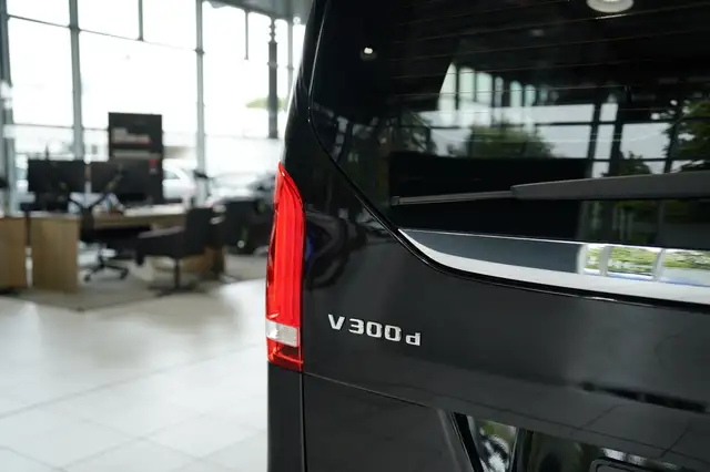Mercedes-Benz V-Class view 12